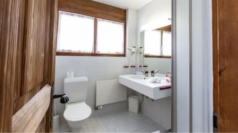 Family Room | Bathroom | Shower, free toiletries, hair dryer, towels