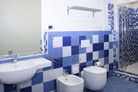 Superior Double Room | Bathroom | Shower, free toiletries, hair dryer, bidet