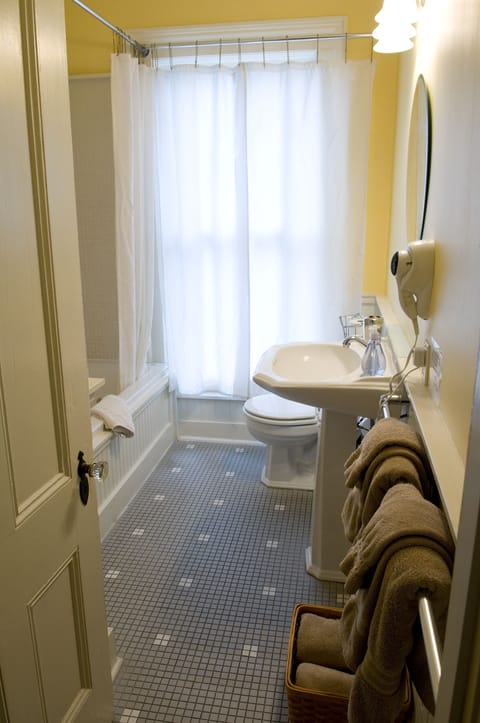 Blue Room on the Villa | Bathroom | Free toiletries, hair dryer, bathrobes, heated floors