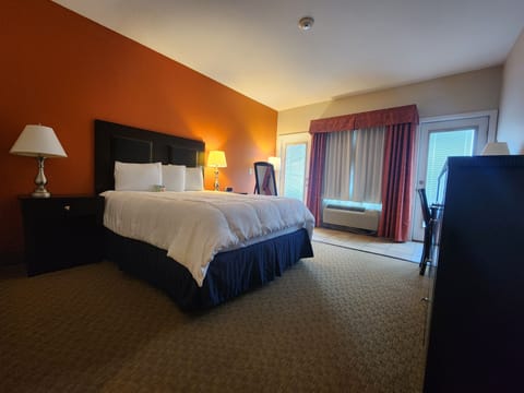 Room, 1 Queen Bed, Balcony | Premium bedding, desk, laptop workspace, blackout drapes