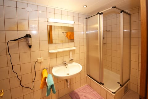 Double Room, Private Bathroom | Bathroom | Shower, hair dryer, towels
