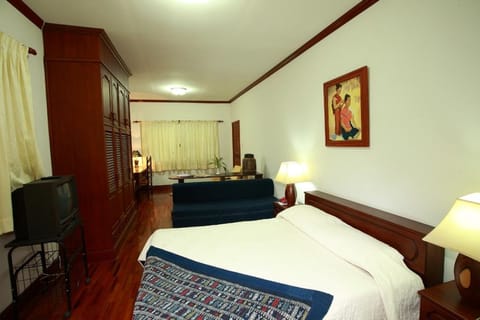 Standard Room, 1 Queen Bed, Balcony | Minibar, in-room safe, rollaway beds, free WiFi