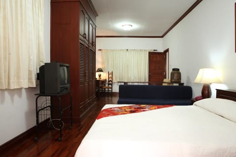 Standard Room, 1 Queen Bed, Balcony | Minibar, in-room safe, rollaway beds, free WiFi