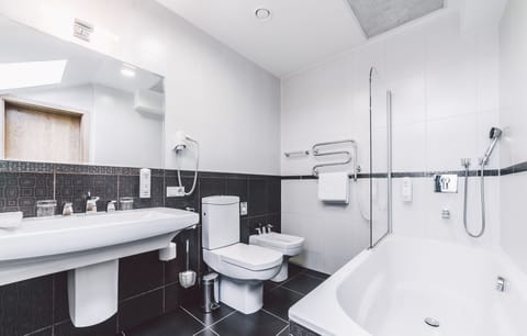 Luxury Suite | Bathroom | Free toiletries, towels