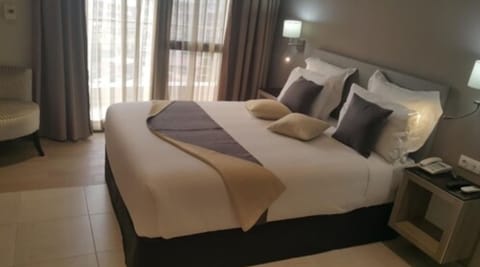 Premium bedding, free minibar items, in-room safe, desk