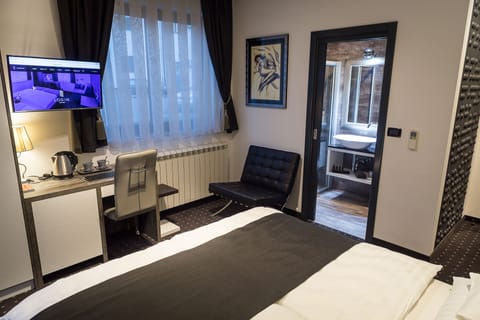 Deluxe Double or Twin Room, Accessible | In-room safe, desk, blackout drapes, soundproofing