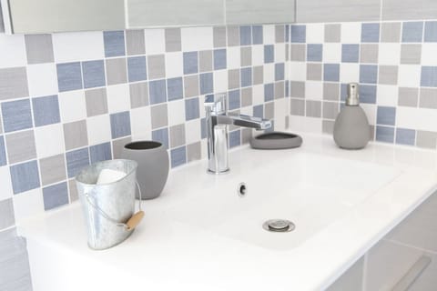 Comfort Double Room (La Bretonne) | Bathroom sink
