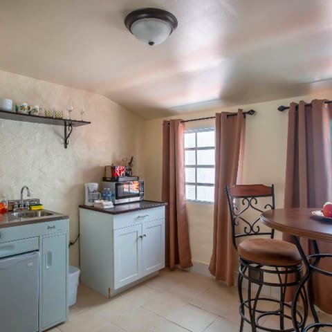 Studio, Kitchenette | Private kitchenette | Mini-fridge, coffee/tea maker