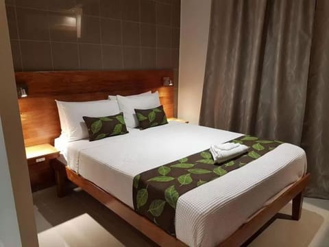 Executive Room, 1 Queen Bed, Non Smoking | Desk, soundproofing, free WiFi, bed sheets