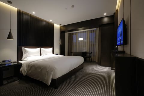 Double Room, 1 King Bed | 1 bedroom, in-room safe, desk, blackout drapes