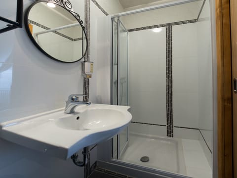 Standard Triple Room | Bathroom | Shower, free toiletries, hair dryer, towels