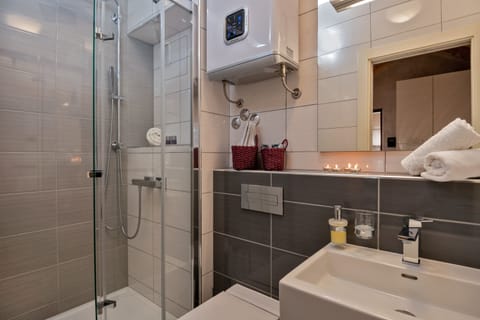 Apartment 401 | Bathroom | Shower, free toiletries, hair dryer, slippers