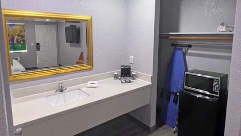 Standard Room, 1 King Bed, Non Smoking | Desk, blackout drapes, iron/ironing board, free WiFi