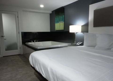 1 King Oceanfront, Jacuzzi Room | Premium bedding, pillowtop beds, desk, laptop workspace