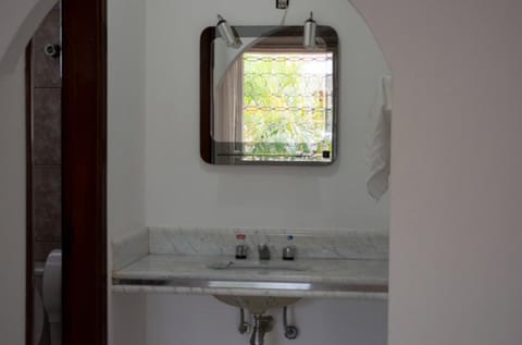 Standard Quadruple Room | Bathroom sink