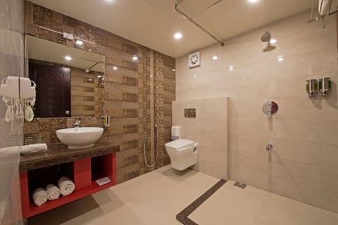 Studio Suite | Bathroom | Shower, rainfall showerhead, hair dryer, slippers