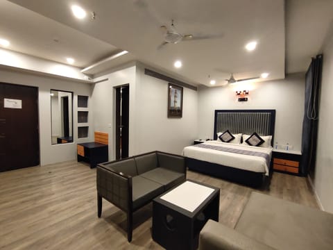 Suite | Premium bedding, minibar, in-room safe, desk