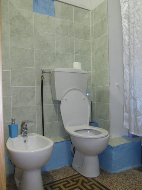 Standard Quadruple Room | Bathroom | Shower, free toiletries, towels