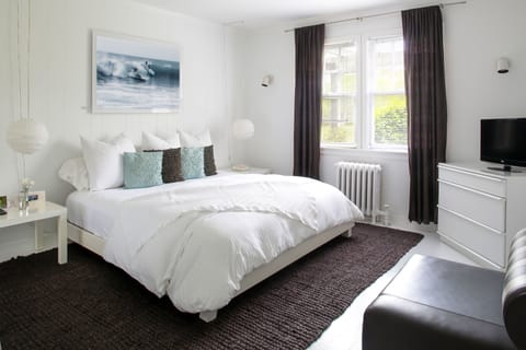 Room, 1 King Bed, Garden View | Free WiFi, bed sheets