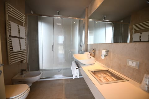 Family Suite, Multiple Beds, Non Smoking | Bathroom | Shower, free toiletries, hair dryer, bathrobes