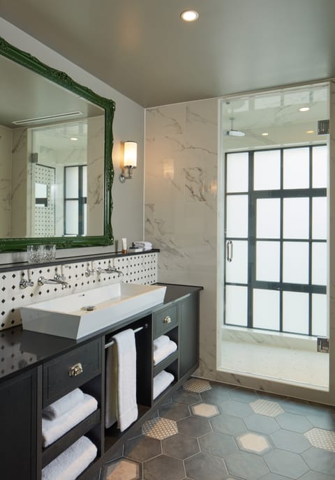 Deluxe Suite, 1 Bedroom | Bathroom | Shower, rainfall showerhead, designer toiletries, hair dryer