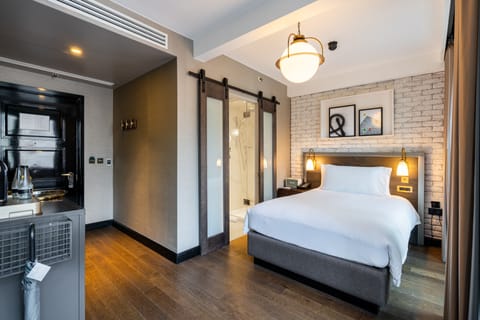Superior Room, 1 Queen Bed, Terrace | Premium bedding, minibar, in-room safe, blackout drapes