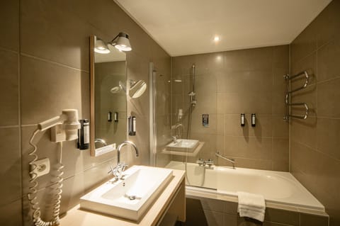 Combined shower/tub, free toiletries, hair dryer, towels