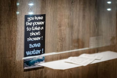 Combined shower/tub, free toiletries, hair dryer, towels