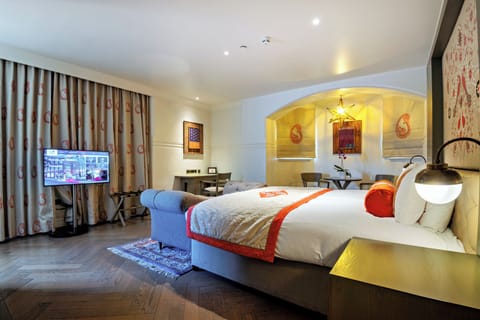 Suite (Mountford) | Egyptian cotton sheets, premium bedding, free minibar, in-room safe