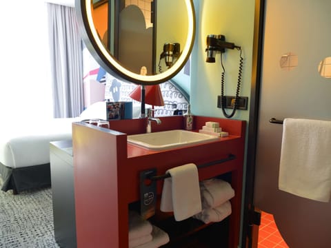 Premium Room, 1 Double Bed | Premium bedding, minibar, in-room safe, desk