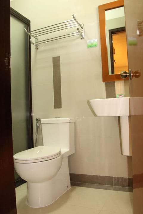 Family Single Room (Amelia) | Bathroom | Shower, free toiletries, hair dryer, bidet