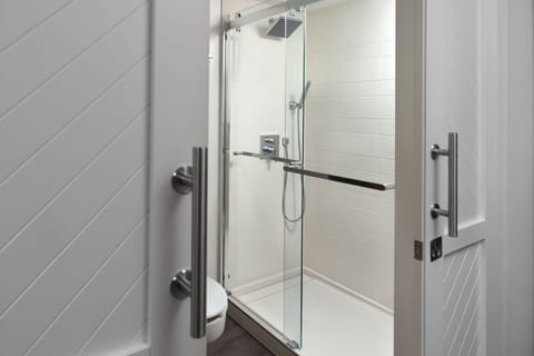 Combined shower/tub, designer toiletries, hair dryer, towels