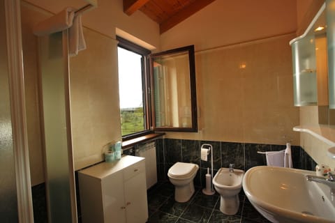 Villa, 4 Bedrooms | Bathroom | Free toiletries, hair dryer, bidet, towels