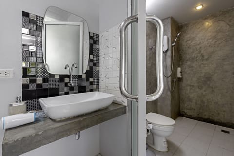 Double Room | Bathroom | Shower, bidet, towels