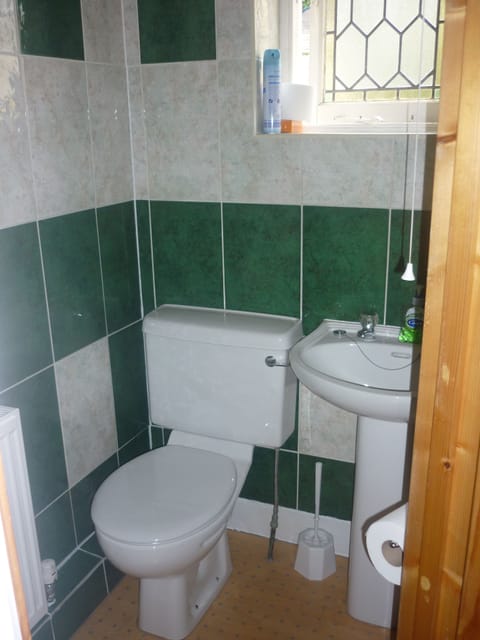 Standard Double Room, Ensuite | Bathroom | Free toiletries, hair dryer, towels, soap