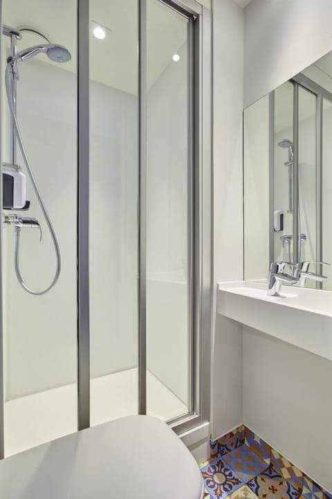 Room, 1 Double Bed, Private Bathroom (Cabrio) | Bathroom shower