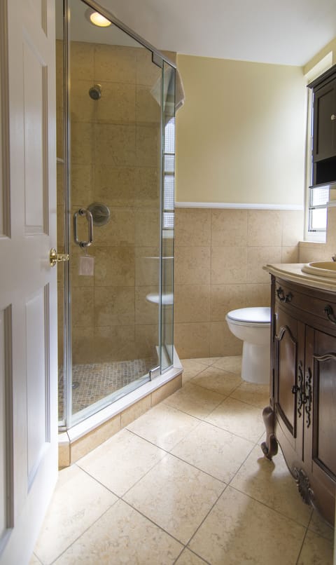 Chatham Executive Suite | Bathroom | Rainfall showerhead, free toiletries, hair dryer, towels