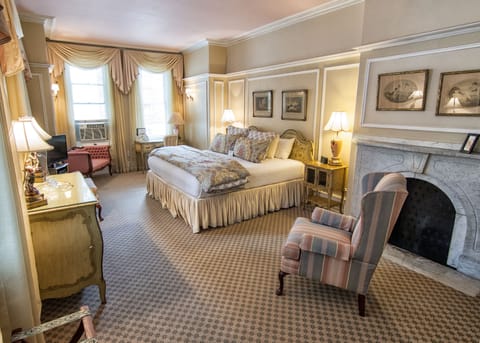 Deluxe Room, 1 King Bed (Grande Dame) | Desk, iron/ironing board, free WiFi, bed sheets