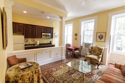 Lafayette Executive Suite | Private kitchen