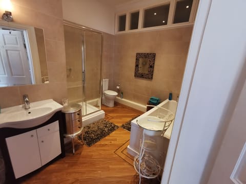 Luxury Double Room, Ensuite (Silver) | Bathroom | Free toiletries, hair dryer, towels