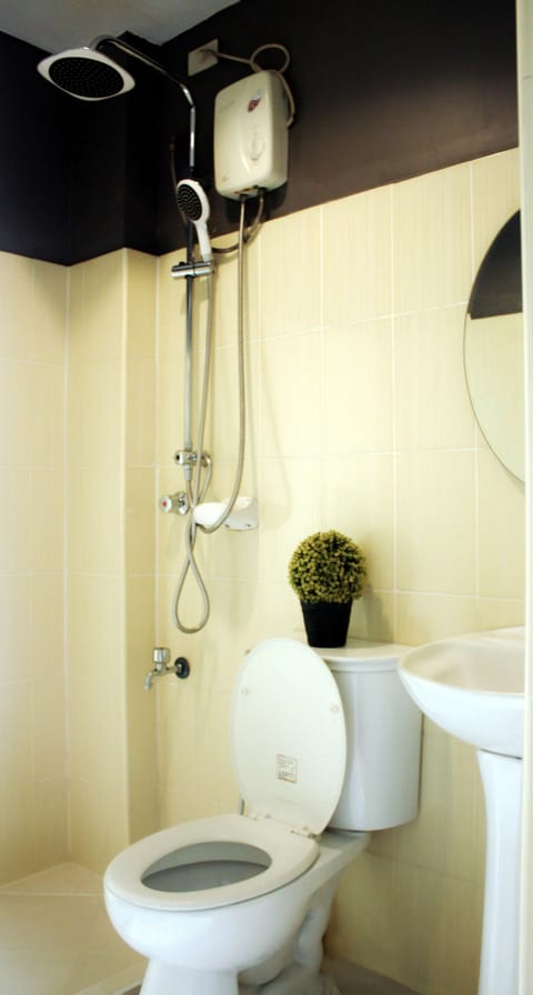 1 Bedroom | Bathroom | Shower, free toiletries, hair dryer, towels