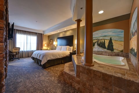 Deluxe Room, 1 King Bed, Whirpool | Egyptian cotton sheets, premium bedding, pillowtop beds, in-room safe