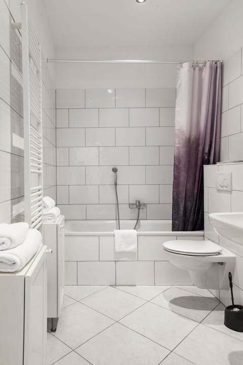 Apartment, 2 Bedrooms | Bathroom | Free toiletries, hair dryer, towels