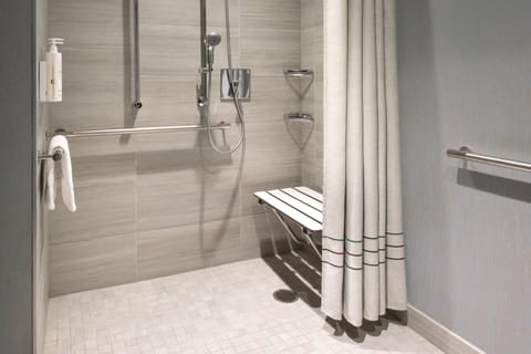 Combined shower/tub, free toiletries, hair dryer, towels