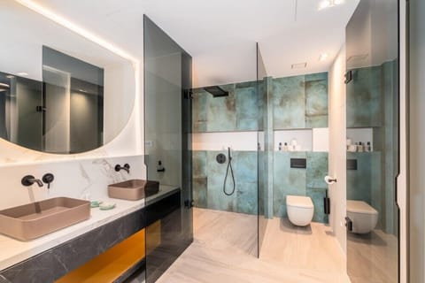 Beach Front Luxury Penthouse 2-3 bedroom | Bathroom | Shower, free toiletries, hair dryer, towels