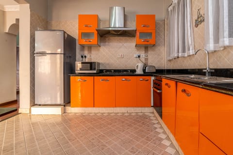 Deluxe Apartment, 2 Bedrooms | Private kitchen | Fridge, microwave, oven, stovetop