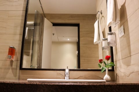 Standard Twin Room | Bathroom | Shower, rainfall showerhead, free toiletries, towels