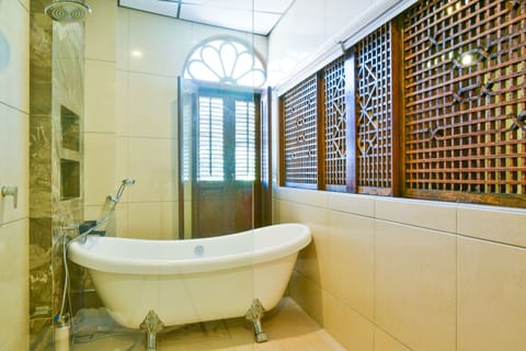 The Grand Boulevard Suite | Deep soaking bathtub