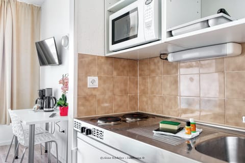 Standard Studio, Balcony | Private kitchen | Fridge, microwave, stovetop, cookware/dishes/utensils