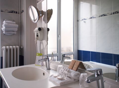 Suite | Bathroom | Hair dryer, towels